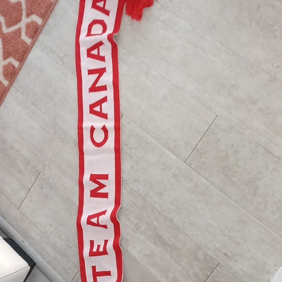 Unused NIKE TEAM CANADA HOCKEY SCARF - Picture 3 of 3
